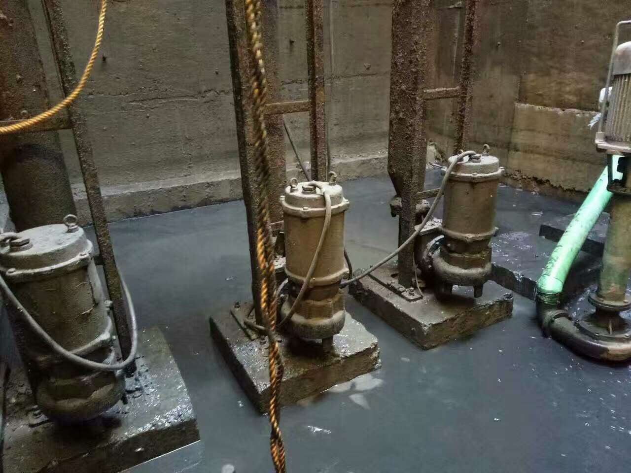 站前污水池清理