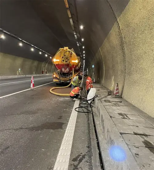 站前隧道排水渠清淤